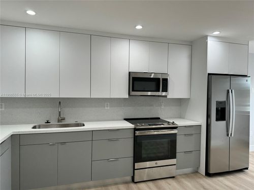 b-161 Bentley Dr, Miami Springs, FL, 33166-4918 | Card Image