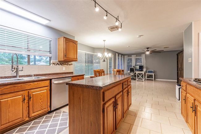 2309 Salisbury Ln, House other with 4 bedrooms, 2 bathrooms and 2 parking in Alvin TX | Image 8