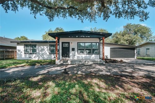 2605 N Ben Jordan St, Victoria, TX, 77901-5611 | Card Image