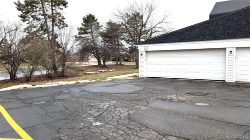 27181 Winchester St, Brownstown Twp, MI, 48183-5919 | Card Image