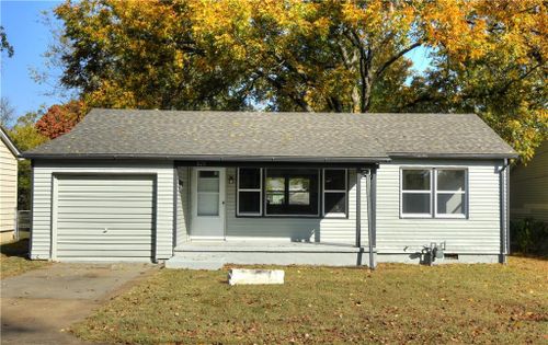 820 W Oak St, Chanute, KS, 66720-1554 | Card Image