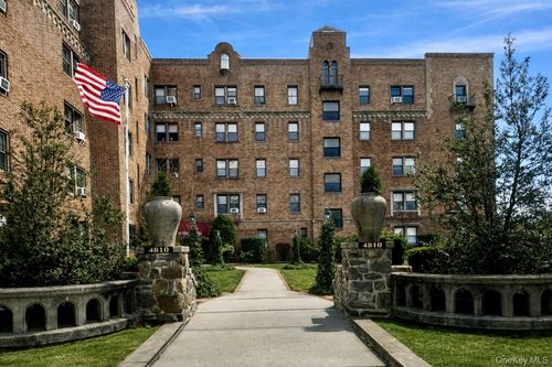 apt-4e-4810 Boston Post Rd, Pelham, NY, 10803-3049 | Card Image