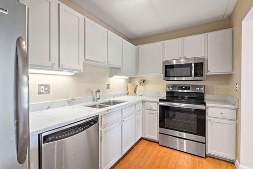 apt-413-10411 Cedar Lake Rd, Minnetonka, MN, 55305-3290 | Card Image