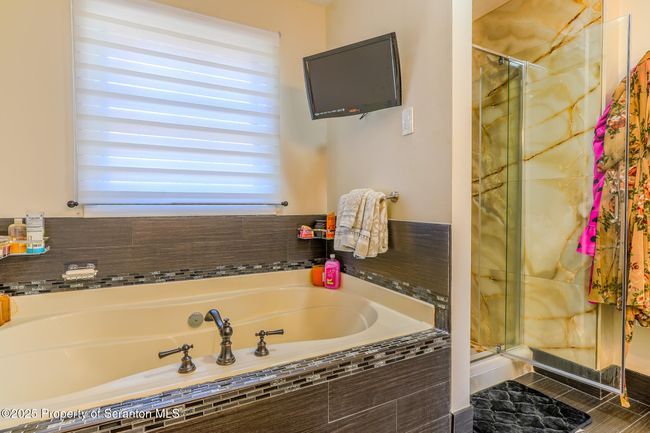 Bathroom Tub | Image 11