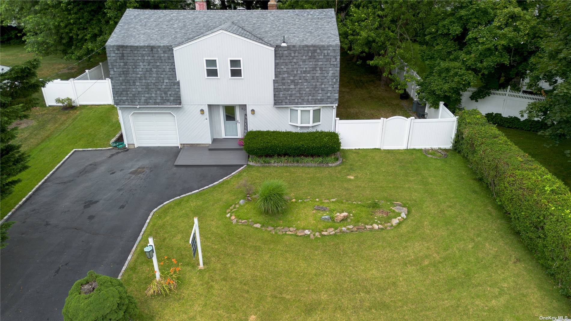 Wexford Dr, Oakdale, NY 11769
