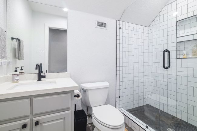 Upstairs guest bath #3 | Image 23