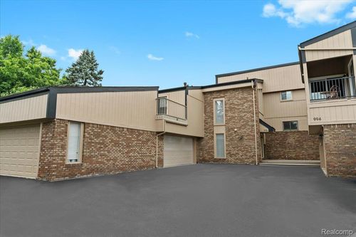 996 Golfview Ct, Rochester Hills, MI, 48307-1007 | Card Image