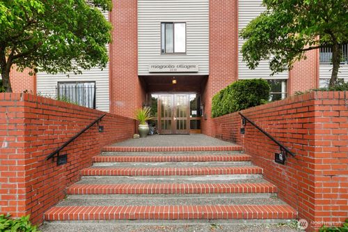 106-2858 32nd Ave W, Seattle, WA, 98199-2630 | Card Image