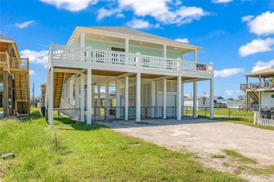 863 S Selwyn Road, House other with 3 bedrooms, 2 bathrooms and null parking in Crystal Beach TX | Image 3