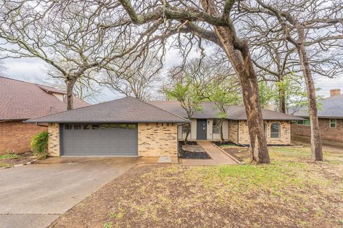 2105 Castle Oaks Dr, Arlington, TX, 76012-4415 | Card Image