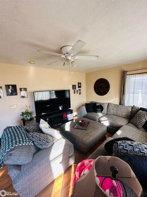 211 Elmdale Ave, Ottumwa, IA, 52501-1237 | Card Image