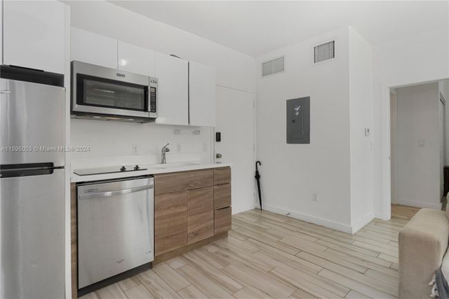 108 - 1560 Meridian Ave, Condo with 1 bedrooms, 1 bathrooms and null parking in Miami Beach FL | Image 5