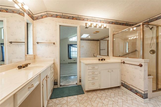 Double sinks, large shower and jetted tub | Image 19