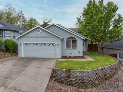 231 Independence Dr, Grants Pass, OR, 97527-5679 | Card Image