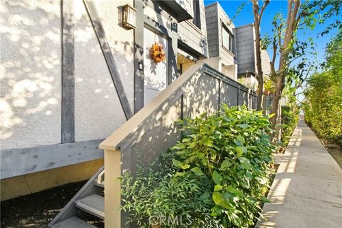 4- Hatteras, Tarzana, CA, 91356 | Card Image