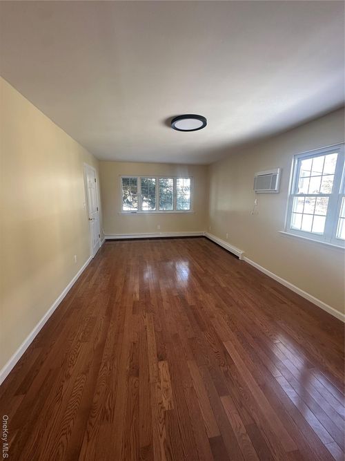 158 Farmers Ave, Lindenhurst, NY, 11757-2137 | Card Image