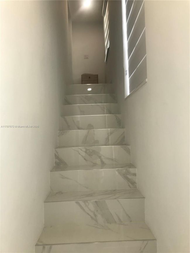 APT-4 - 2816 Pine Tree Dr, Condo with 1 bedrooms, 1 bathrooms and null parking in Miami FL | Image 9