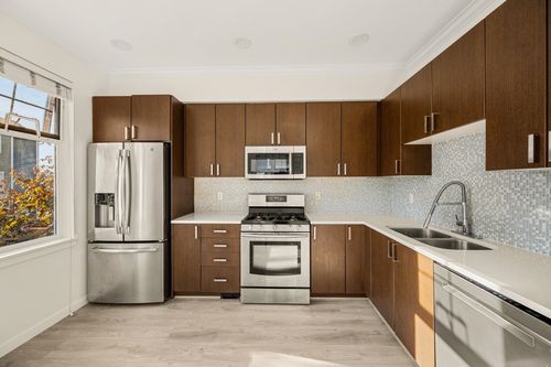 32-1111 Ewen Ave, New Westminster, BC, V3M5E3 | Card Image