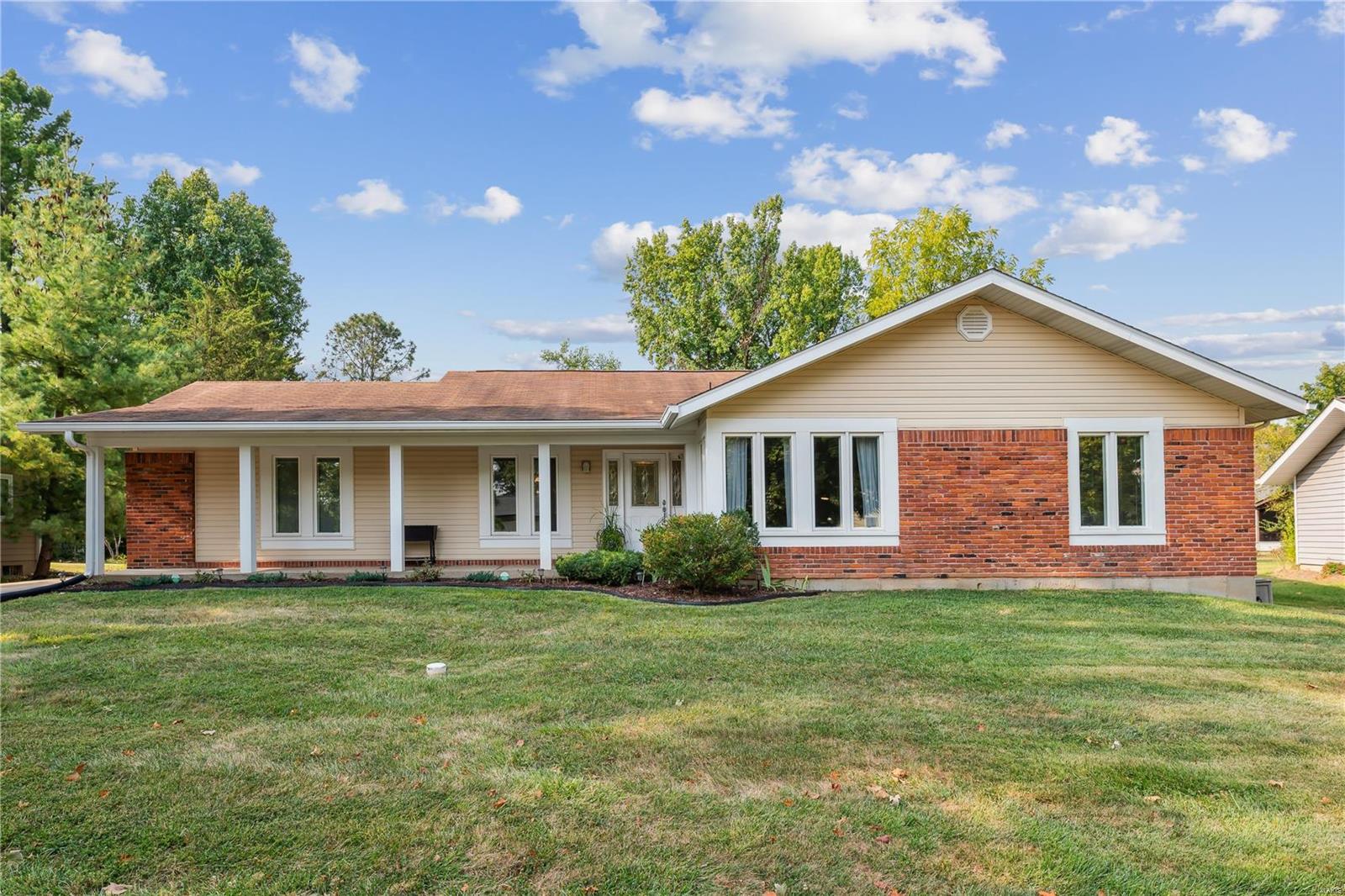 Silverwood Ln, Chesterfield, MO 63017