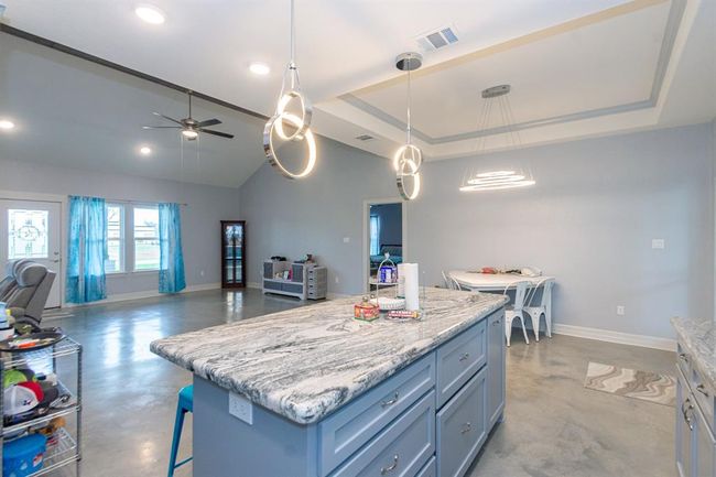 202 Horse Shoe Trl, House other with 3 bedrooms, 2 bathrooms and 2 parking in Angleton TX | Image 16
