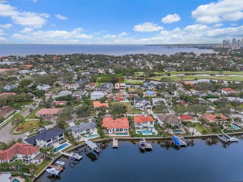 372 Bayview Dr Ne, Saint Petersburg, FL, 33704-2431 | Card Image