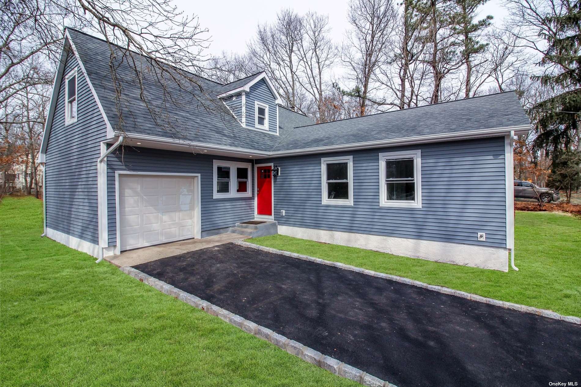 Eileen Ct, Medford, NY 11763