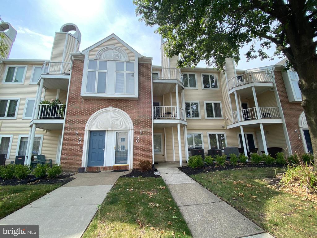 Lauren Ct, Levittown, PA 19057