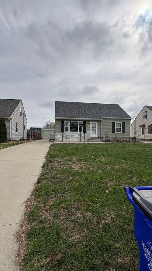 1421 9th St Nw, Cedar Rapids, IA, 52405-1708 | Card Image
