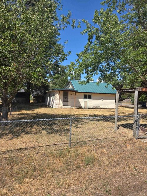 323 E D St, Deer Park, WA, 99006-5223 | Card Image