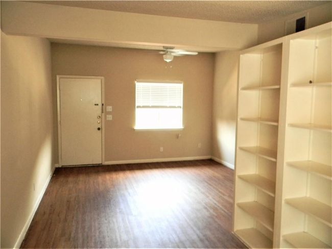 APT-210 - 2408 Longview St, Condo with 2 bedrooms, 1 bathrooms and 2 parking in Austin TX | Image 4