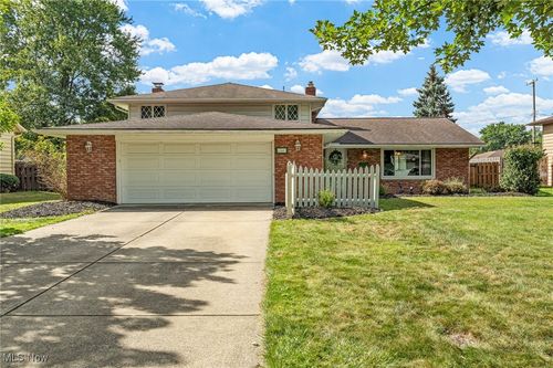 13467 Belfair Dr, Middleburg Heights, OH, 44130-2704 | Card Image