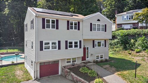 2 Florence Cir, Stoneham, MA, 02180-1311 | Card Image