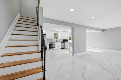 10 Curlin Ln, Saint James, NY, 11780-2131 | Card Image