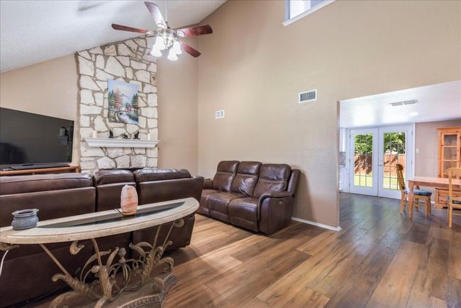 Large Living area. | Image 4