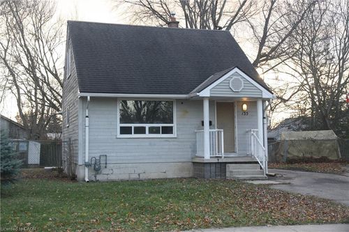 135 Elizabeth Cres, Dunnville, ON, N1A2P2 | Card Image