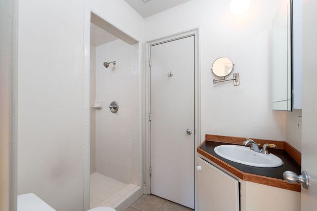 Full bathroom in downstairs bedroom. | Image 21