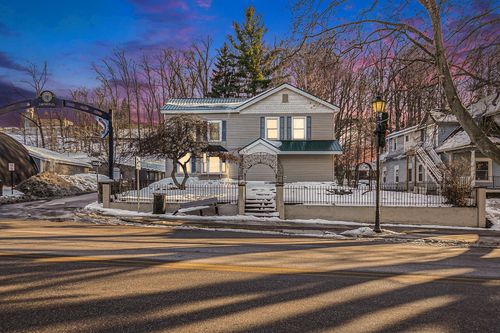 86 W State Rd, Newaygo, MI, 49337-8131 | Card Image