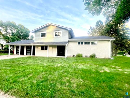 1225 Valley View Dr, Vermillion, SD, 57069-3552 | Card Image