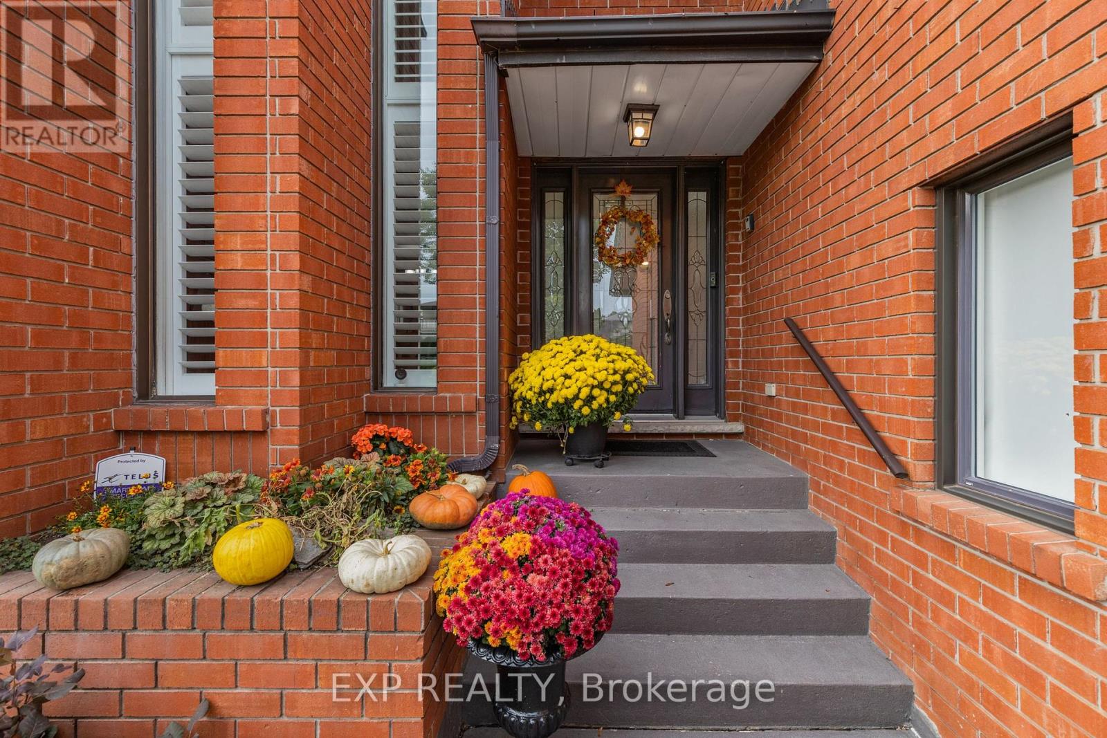 Residential in Hamilton (Stoney Creek) 2
