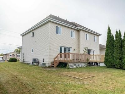 93 Mckenzie St W, House attached with 3 bedrooms, 3 bathrooms and 5 parking in Cornwall ON | Image 3