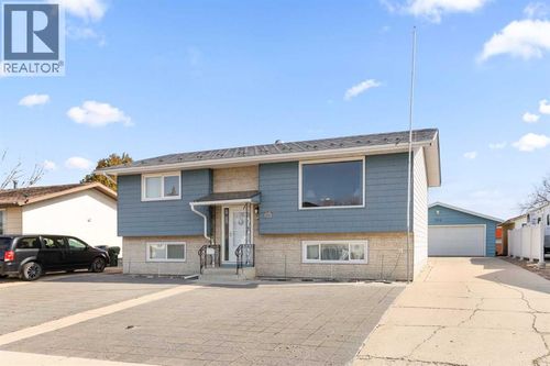 504 Sissons Cres Se, Medicine Hat, AB, T1B2J9 | Card Image