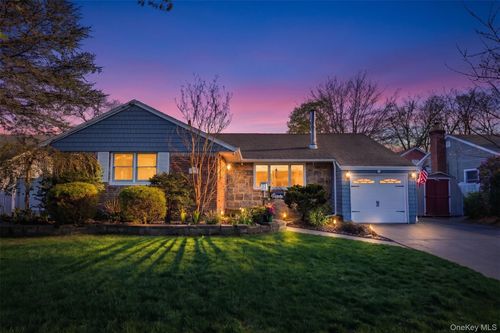 2489 Eileen Rd, Oceanside, NY, 11572-1352 | Card Image