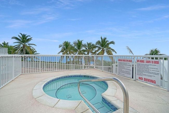 APT-811 - 5401 Collins Ave, Condo with 2 bedrooms, 2 bathrooms and null parking in Miami Beach FL | Image 18