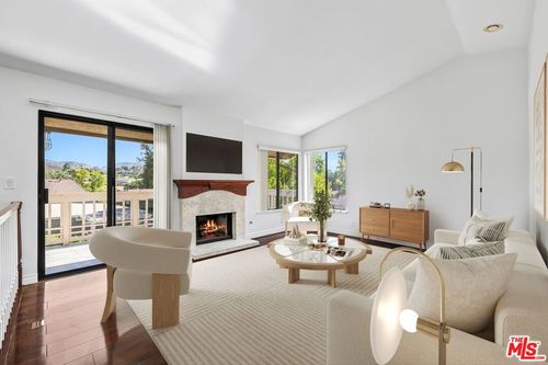 425 Vista Dorado Ln, Oak Park, CA, 91377-3721 | Card Image