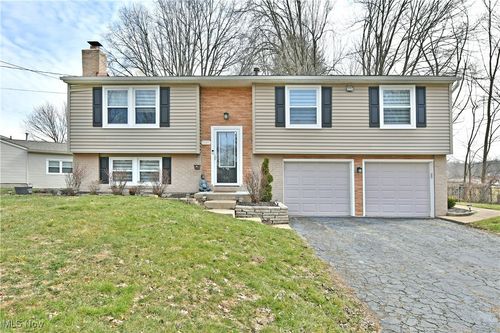 8018 Castle Rock Drive Ne, Warren, OH, 44484 | Card Image