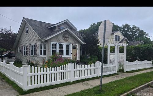 61 Highland Ave, Patchogue, NY, 11772-2204 | Card Image
