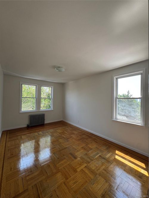 3922 Amundson Ave, Bronx, NY, 10466-2427 | Card Image