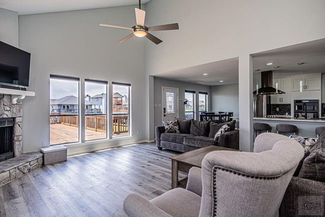 301 Commander Dr, House other with 3 bedrooms, 2 bathrooms and 1 parking in Tiki Island TX | Image 8