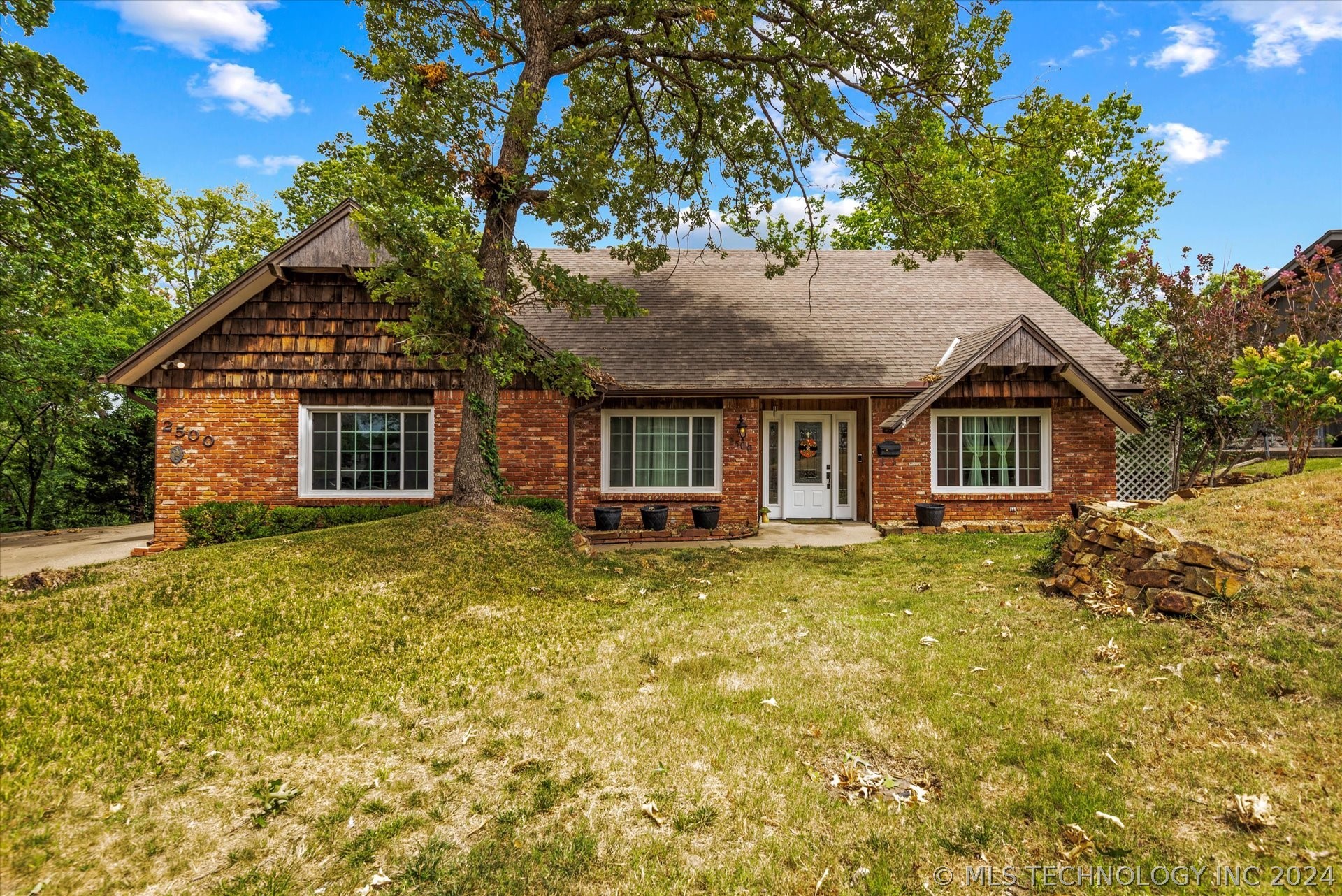 Cherokee Hills Dr, Bartlesville, OK 74006