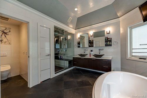 37 Crescent Cove Cir, Seaford, NY, 11783-3646 | Card Image